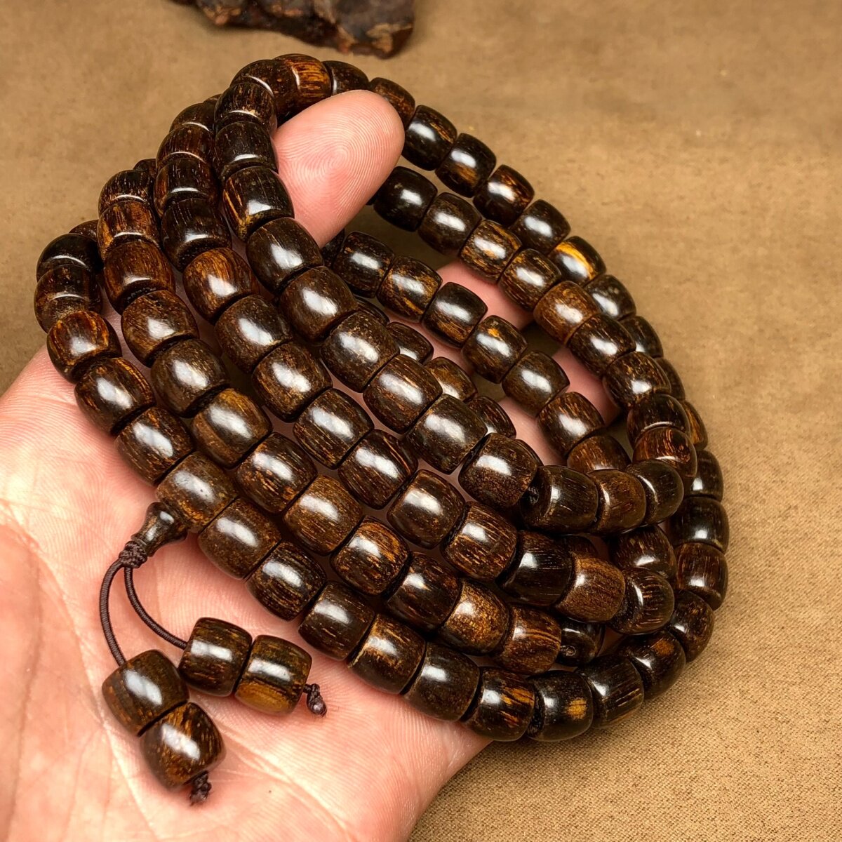 신선한 향기가 나는 파푸아 공물 침향목 팔찌 옥화된 오래된 재료 침지된 곧은 용 비늘 비너스 108 팔찌 묵주