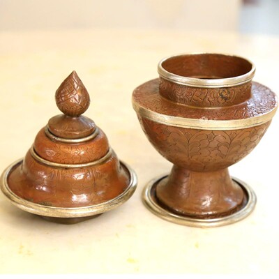 尼泊尔手工精品米盒佛事用品紫铜鎏银雕刻八宝供佛佛堂件高17.5cm