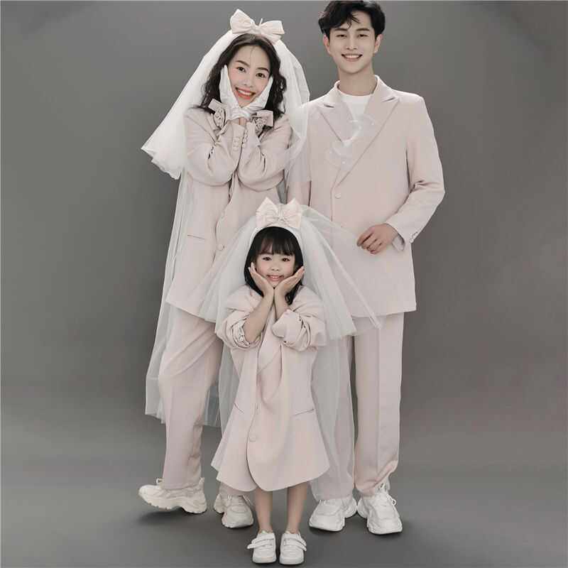 一家三口亲子ins风简约复古休闲西装影楼拍照写真全家福艺术照新