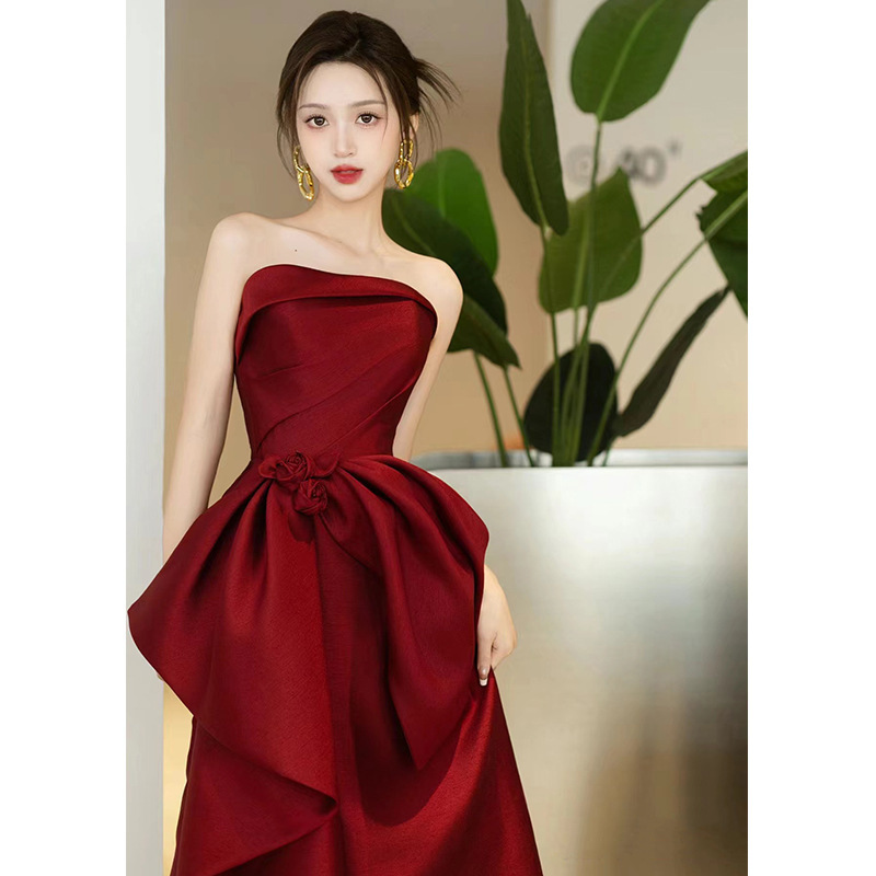 敬酒服新娘2025新款酒红色感缎面抹胸小个子结婚回门订婚礼服