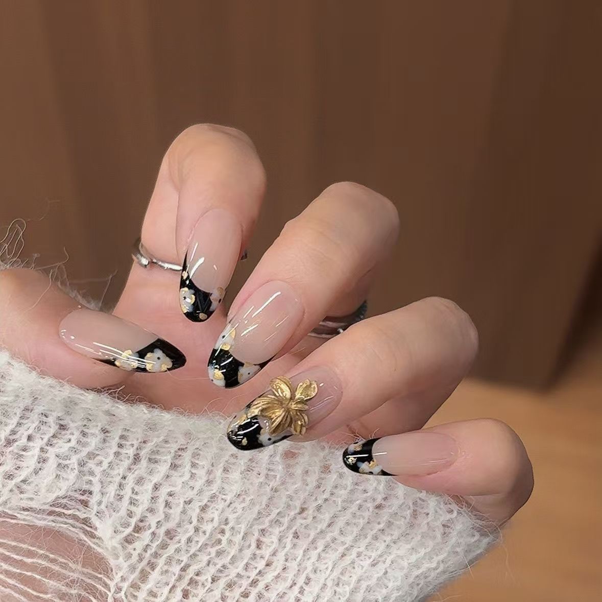 手工穿戴甲秋冬新款彩绘复古黑色法式跳色简约雕花高级感辣妹美甲