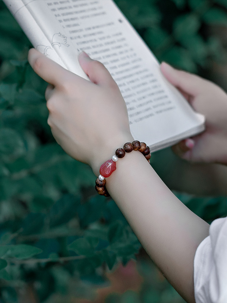여성과 남성을 위한 천연 태국 오래된 침향 팔찌 충실도 오래된 재료 침향 부처님 비즈 용의 해 조디악 팔찌 디자인