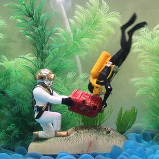 速发热销 饰动感型创意双人双动箱水中浮宝款式新颖 搬人夺宝蛙人