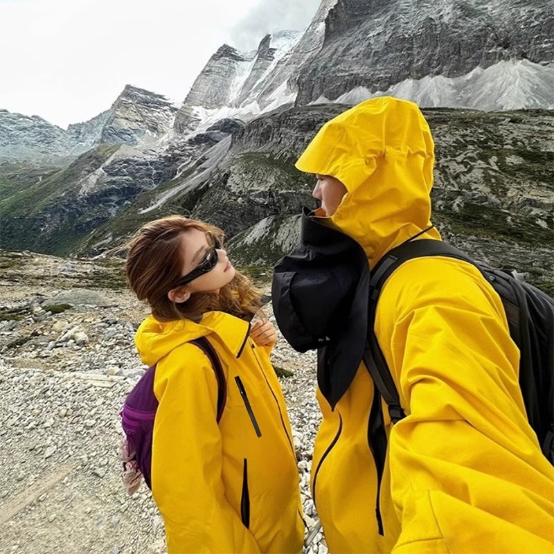 新品黄色冲锋衣女款三合一户外2024新款外套爬山套装登山川西穿搭