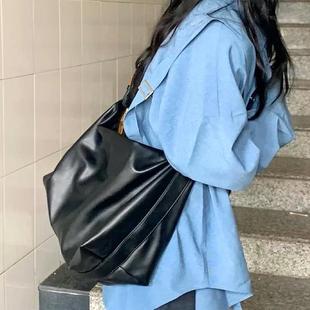 黑色斜挎包女2023新款包包电脑大学生上课通勤包大容量托特包秋冬