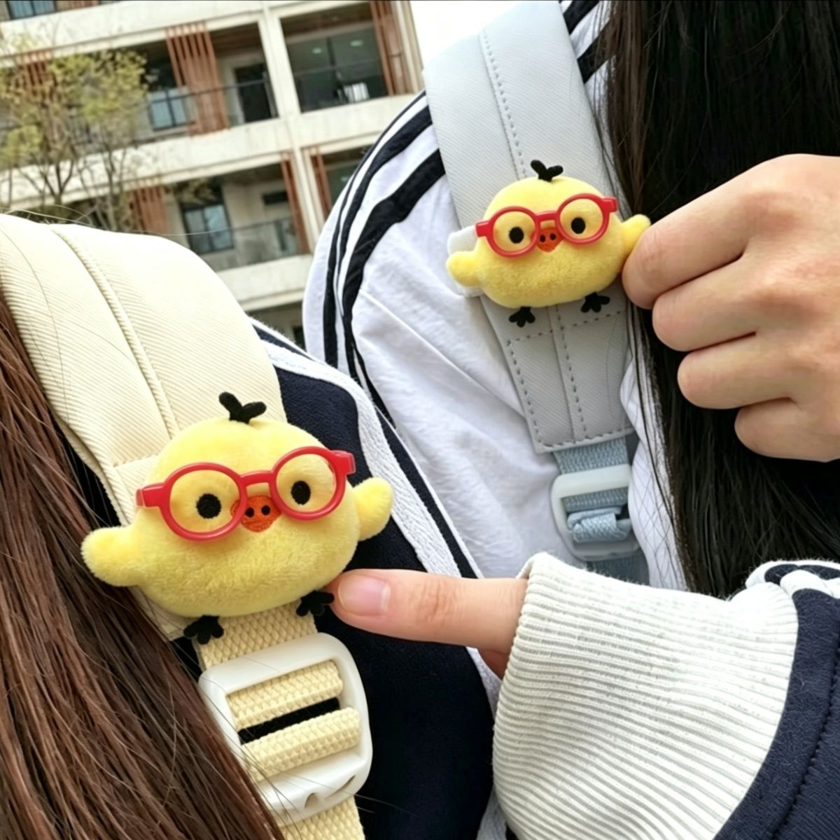 新款绑在书包肩带上的玩偶眼镜小鸡萌挂件抱抱魔术贴书包趴肩