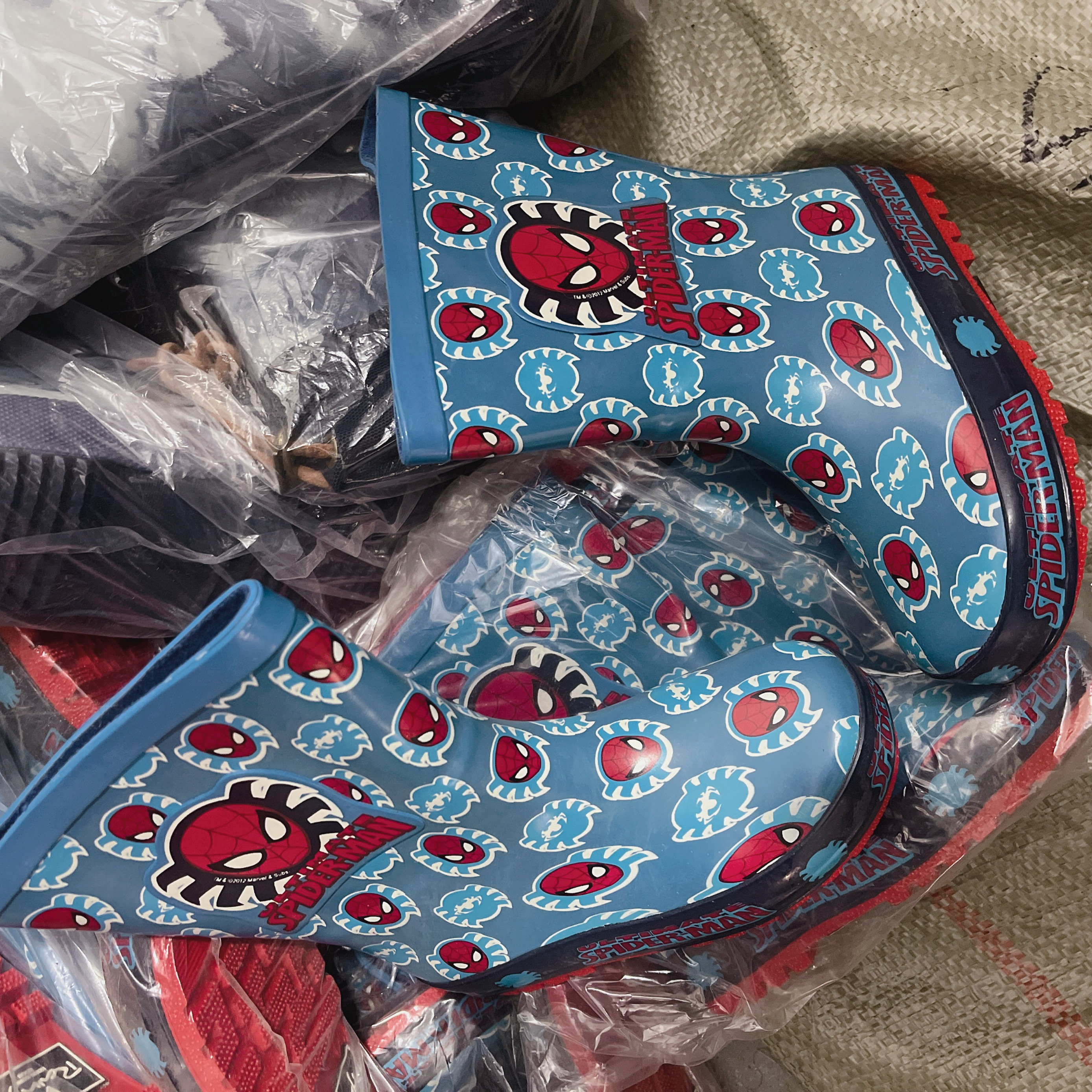 25码 /26蜘蛛侠雨鞋亏本处理 买一送一 15块 发两双