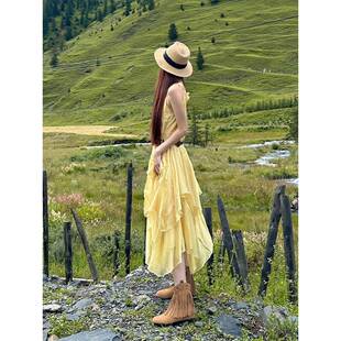 新疆西北草原旅游穿搭女装川西云南明媚多巴胺海边度假黄色连衣裙