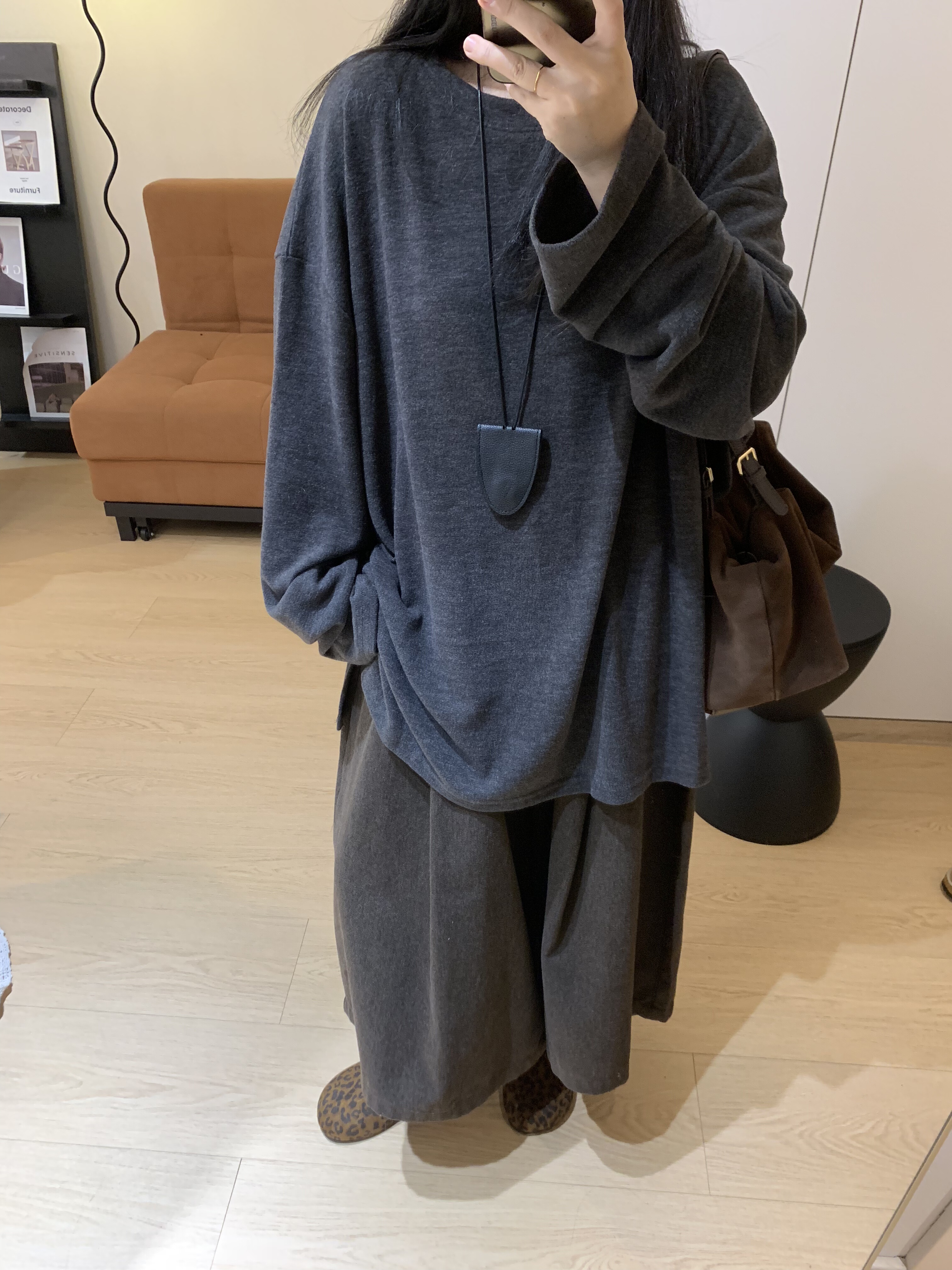 慵懒风圆领绒感柔软长袖T恤女宽松显瘦上衣早秋新款打底衫女