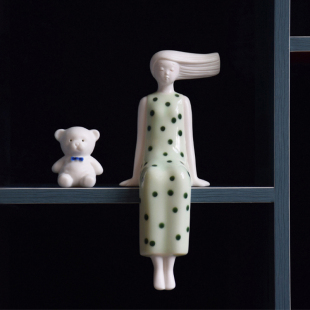 陶瓷女孩摆件客厅家居桌面装饰品人物雕塑艺术坐姿电视柜小高级