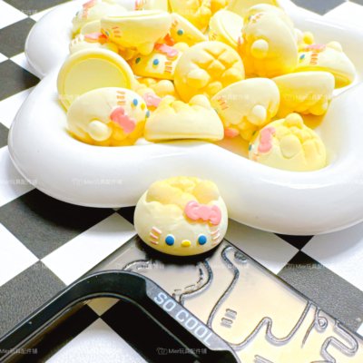 PVC设计款Hello Kitty馒头公仔DIY串珠奶油胶手机壳摆件笔刀