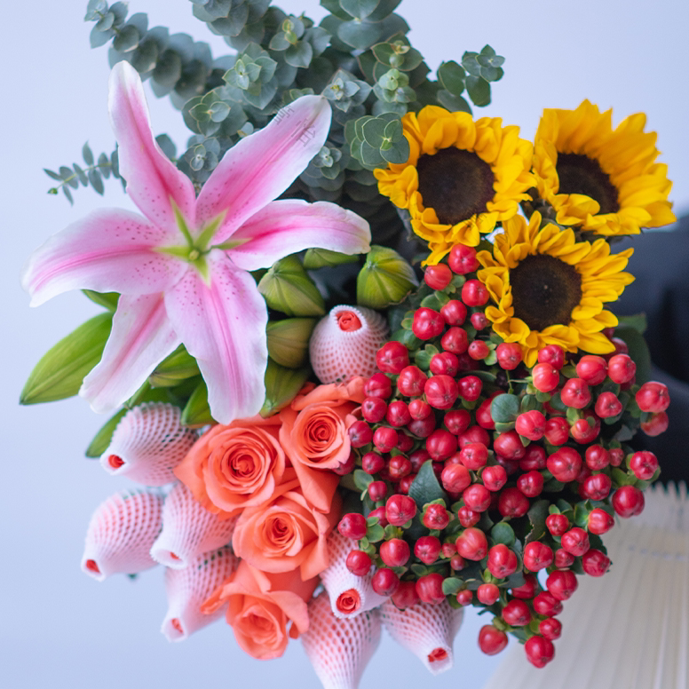 【源头优选】粉玫瑰6枝+百合5朵+红豆1扎+向日葵2枝+配草