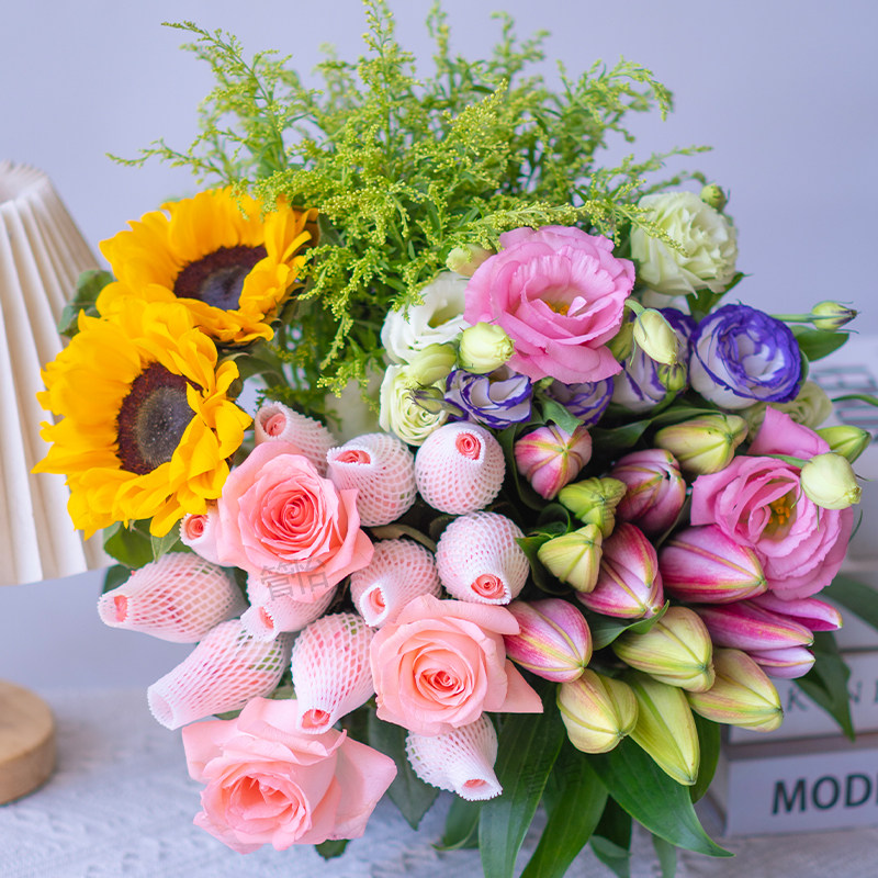 【爆款花束】粉玫瑰6枝+香水百合5朵+向日葵2枝+洋桔梗+配草
