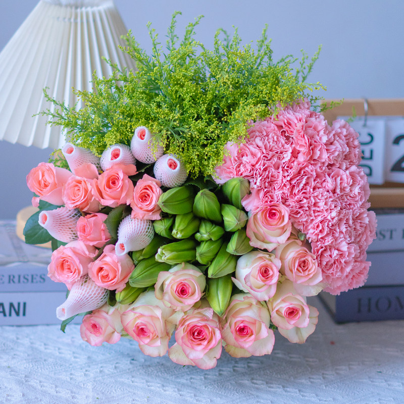 【爆款鲜花】艾莎玫瑰5枝+粉玫瑰6枝+百合5朵+康乃馨10枝+配草