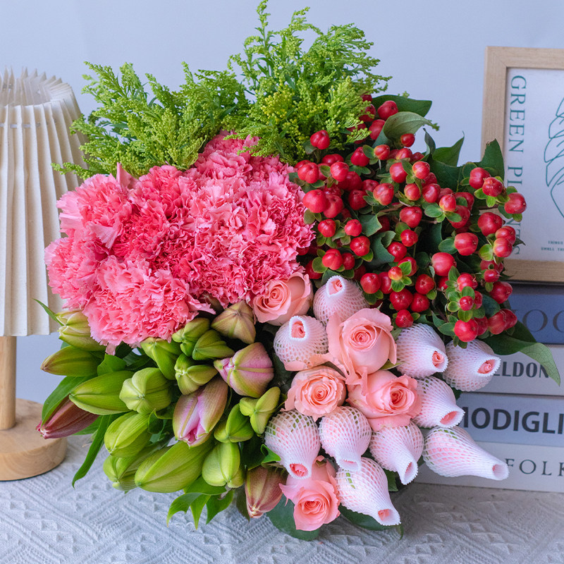 【云南鲜花】粉玫瑰6枝+百合5朵+红豆1扎+康乃馨10枝+配草