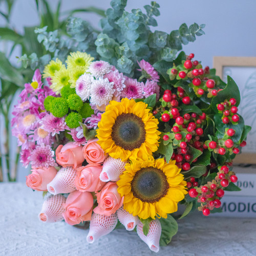 粉玫瑰+混色小菊+红豆+向日葵