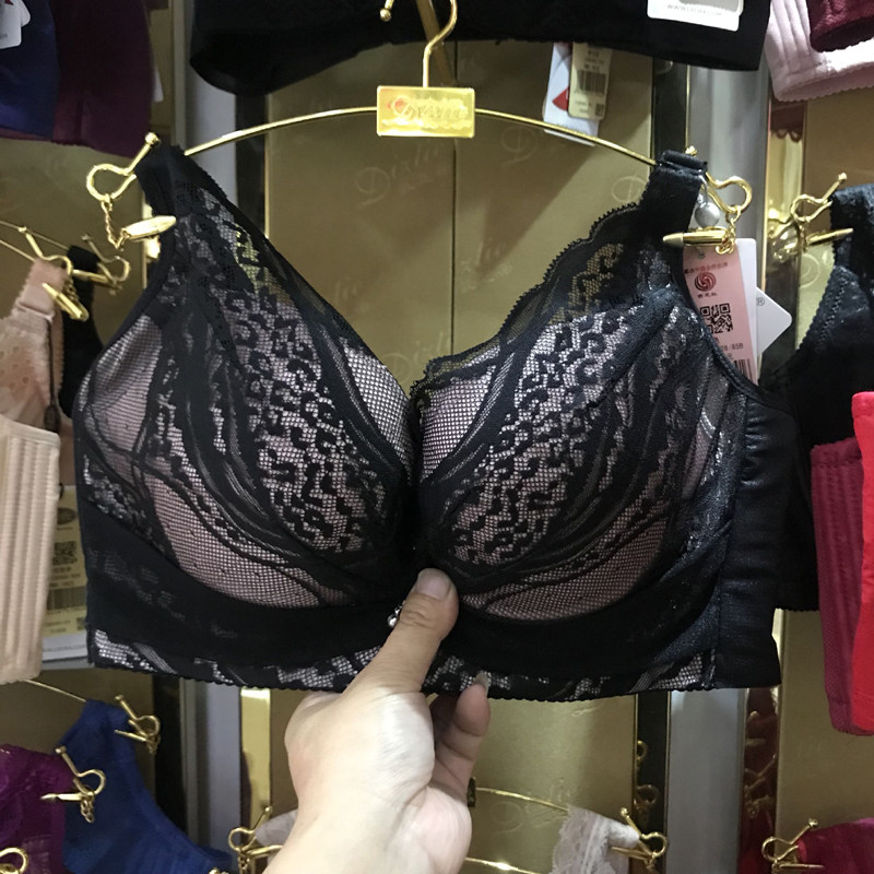 收副乳定型聚拢蕾丝边无钢圈内衣