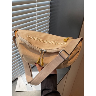 品牌专柜帆布斜挎包女2026春季新款潮简约斜挎包运动洋气字母休闲