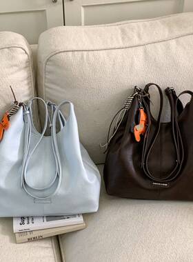 品牌专柜软皮休闲大容量通勤托特包2026新款女高级感百搭时尚单肩