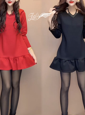 简约风耐看纯色荷叶边下摆连衣裙女2025年冬季新款V领串珠领裙子