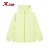 特步外套女冲锋衣2026春季 双层风衣梭织连帽上衣974128150036 新款