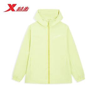 特步外套女冲锋衣2026春季新款双层风衣梭织连帽上衣974128150036