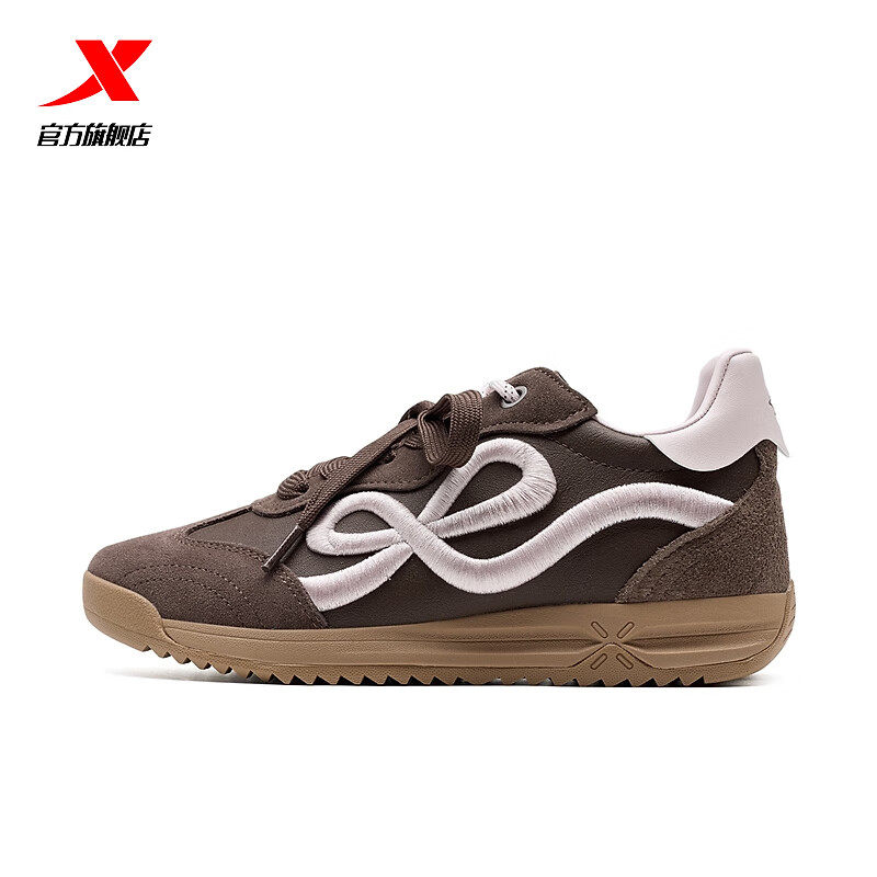 特步女鞋蜜丝运动鞋老爹鞋2026春季新款跑步鞋皮面974118330005