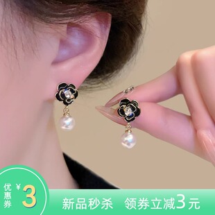 小香风花朵珍珠款耳钉轻奢温柔优雅气质高级感耳环新款方圆脸耳饰