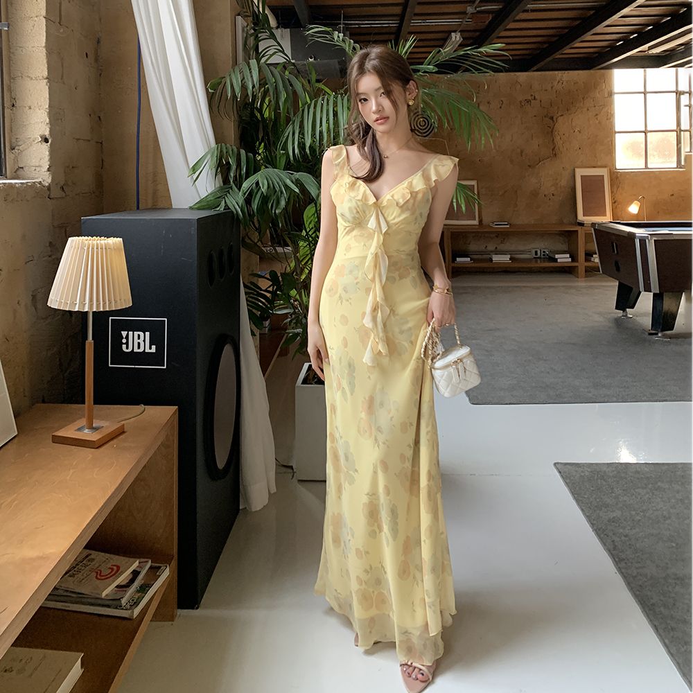 YOLO_法式黄色碎花吊带连衣裙女海边度假夏季荷叶边飞袖气质长裙