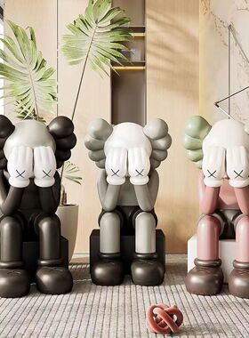 玻璃钢电视柜旁网红Kaws