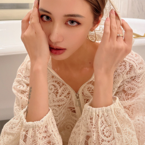 粉红大布娃娃连帽蕾丝防晒外套女重工镂空透气拉链开衫2026春新款