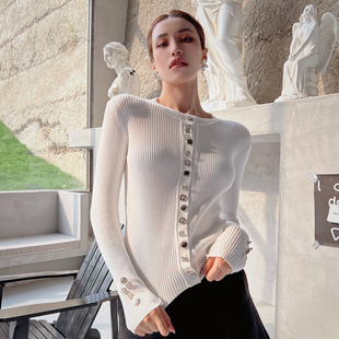 粉红大布娃娃2025秋冬新款本白色法式针织开衫女修身显瘦百搭毛衣