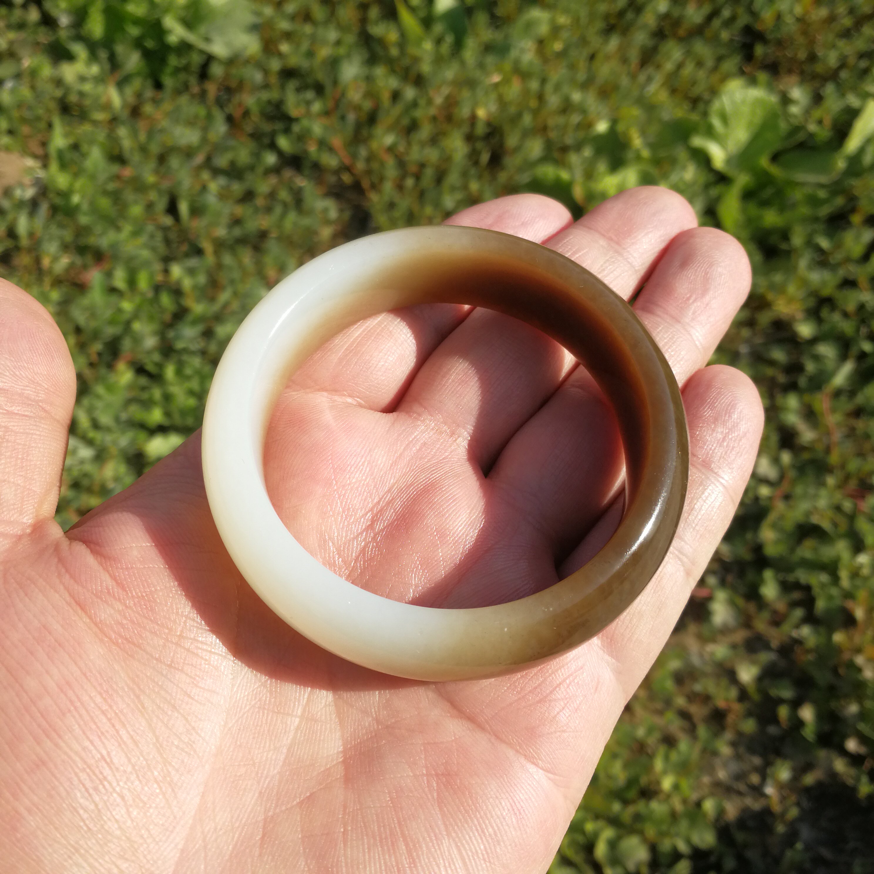 狭义新疆和田玉且末糖白玉女款手镯玉石素镯子带证书三色带糖