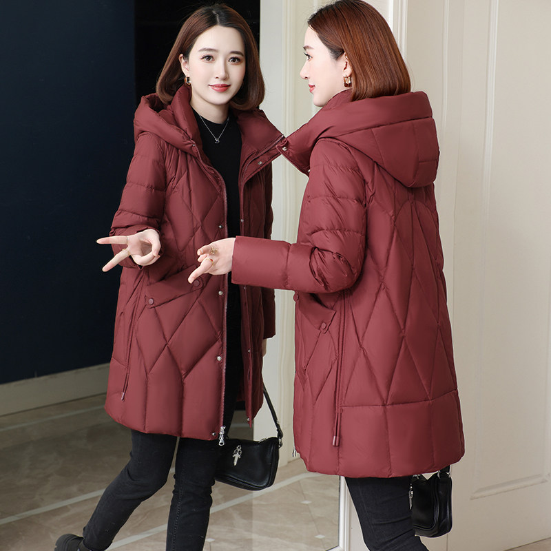 2023年新款显瘦妈妈轻薄款冬季连帽保暖羽绒服韩版白鸭绒外套中年