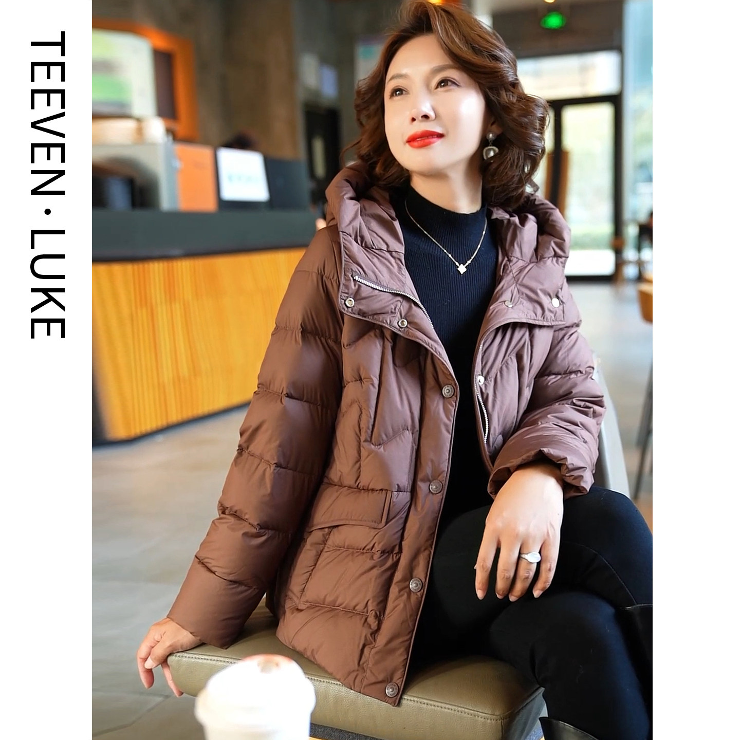 羽绒服女妈妈短款宽松小个子白鸭绒保暖外套韩版时尚2025年冬新款