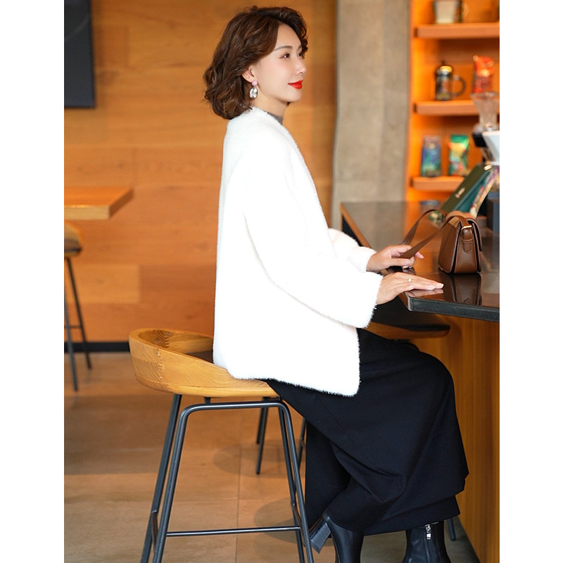 白色金貂绒仿水貂皮草外套女冬季2024新款气质短款仿皮毛一体大衣