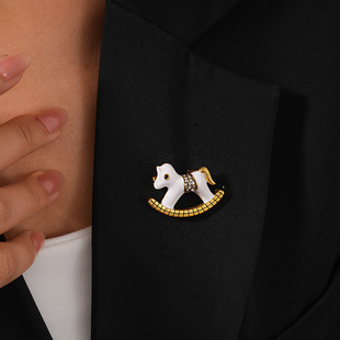 滴油镶钻马年胸针设计感创意时尚胸饰轻奢风小众百搭精致胸花