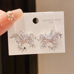 银针轻奢风锆石仿真小飞马耳钉时尚重工精致小巧耳环感耳饰女