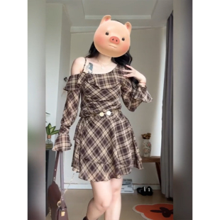 复古格纹荷叶边斜肩连衣裙女不规则露肩气质短裙 法式 2025秋季 新款