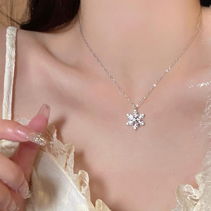 镶钻雪花可旋转钛钢项链女轻奢小众设计锁骨链毛衣链时尚百搭配饰