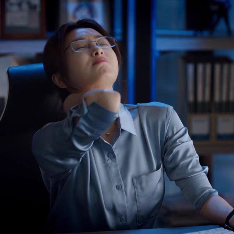 灿烂的转身苏菲秦岚同款穿搭衬衫女春秋休闲港风缎面长袖打底衬衣