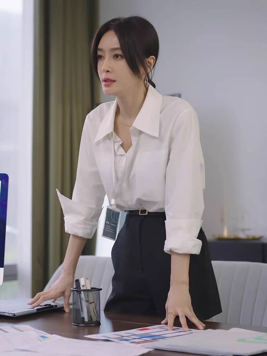 明星闪耀的她秦岚管文同款衣服套装穿搭白色衬衫上衣女黑色短裤子