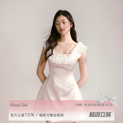 粉色缎面拼接白色木耳边连衣裙