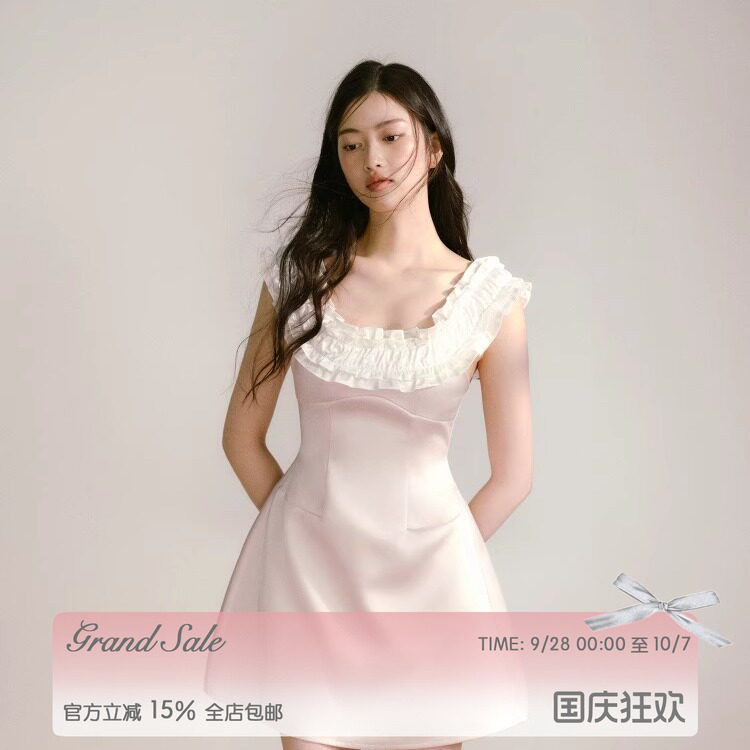粉色缎面拼接白色木耳边连衣裙