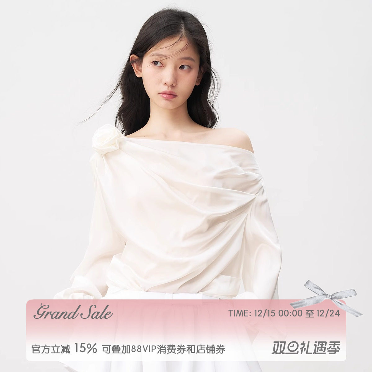 RECIT白色缎面斜肩立体玫瑰上衣