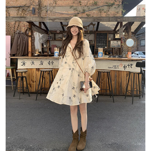 孕妇连衣裙2026新款春装小个子宽松刺绣V领系带流苏七分袖娃娃裙
