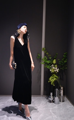 JW爆款V领真丝丝绒独特下摆花边设计时髦又大气连衣裙