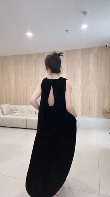 JW进口真丝丝绒无袖后背设计减龄简约大方优雅女人味连衣裙