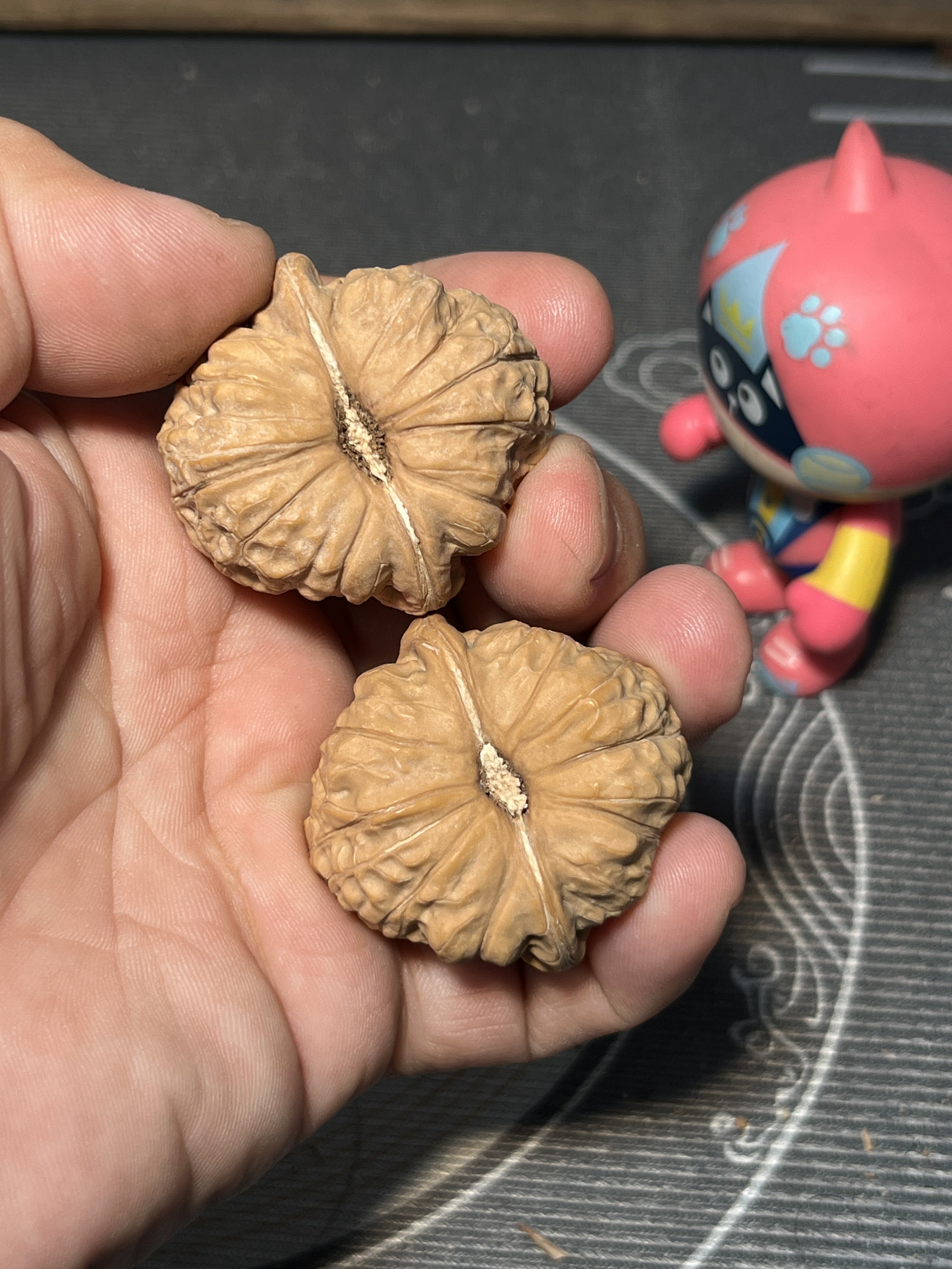 精品南瓜墩狮子头41尺老树红皮山地果文玩核桃手把件一字荷叶底