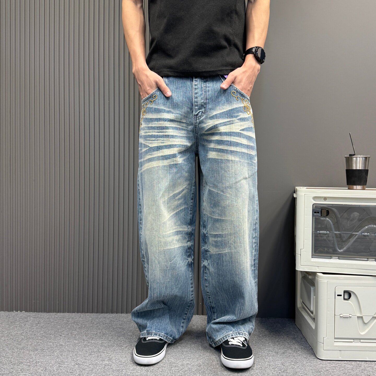 男士浅蓝猫须水洗牛仔阔腿裤金线袋花做旧宽松直筒高街痞帅休闲裤